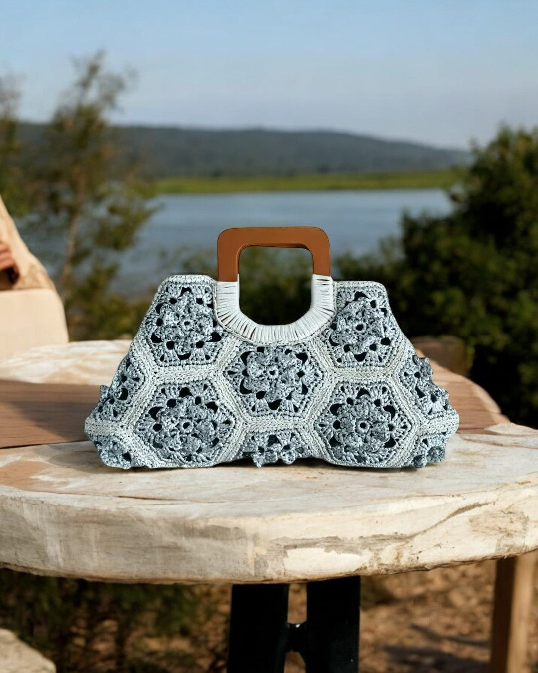 Detalle del tejido en crochet del bolso Flora plateado hecho en España