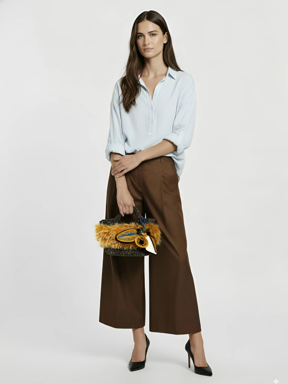 Modelo con Bolso Polar con faux fur mostaza