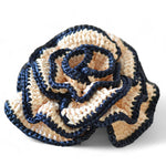 Detalle de rosa tejida a crochet