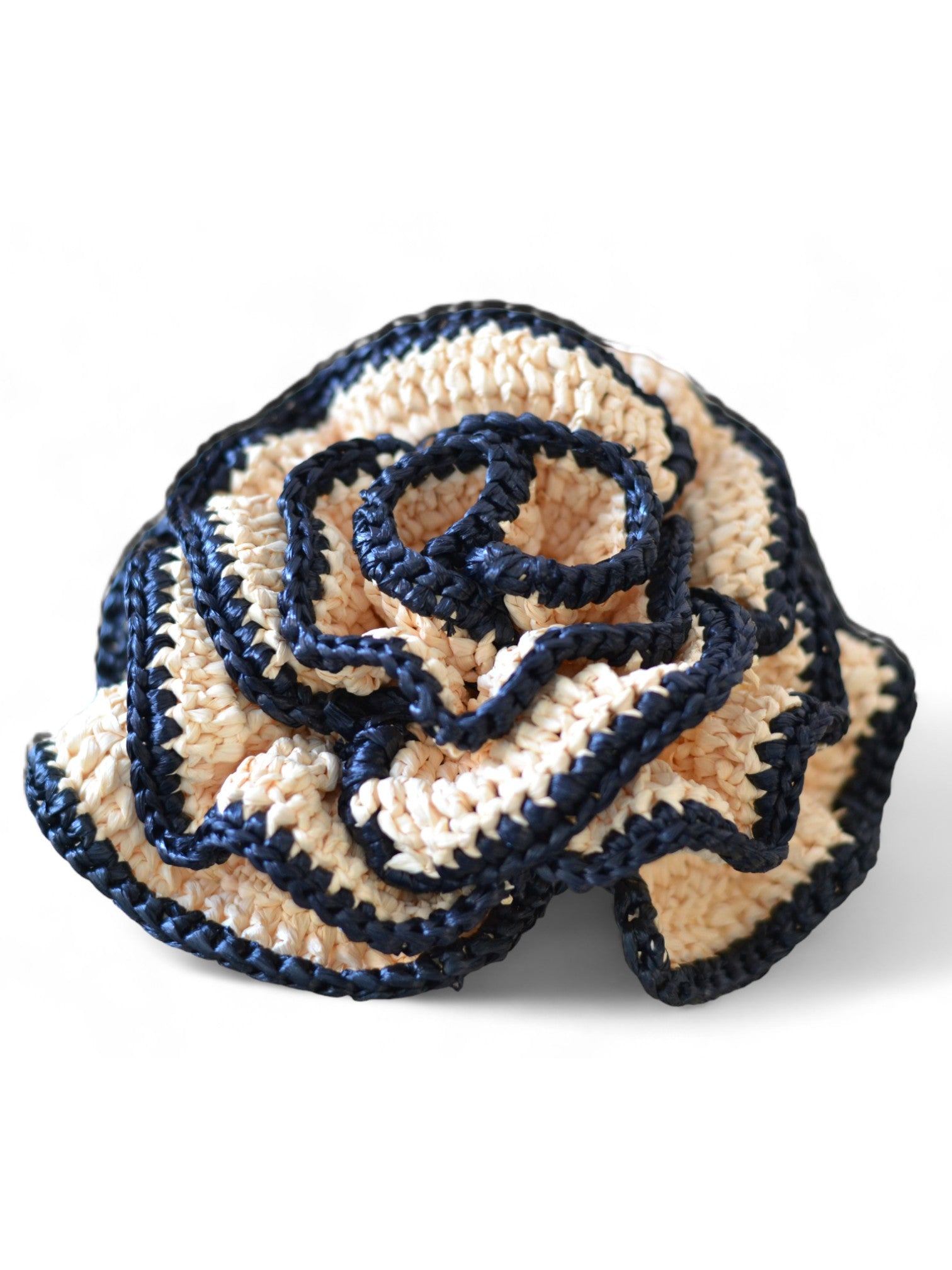 Detalle de rosa tejida a crochet