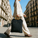 Tote Lace negro llevado al en la mano mostrando tamaño completo