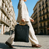 Tote Lace negro llevado al en la mano mostrando tamaño completo