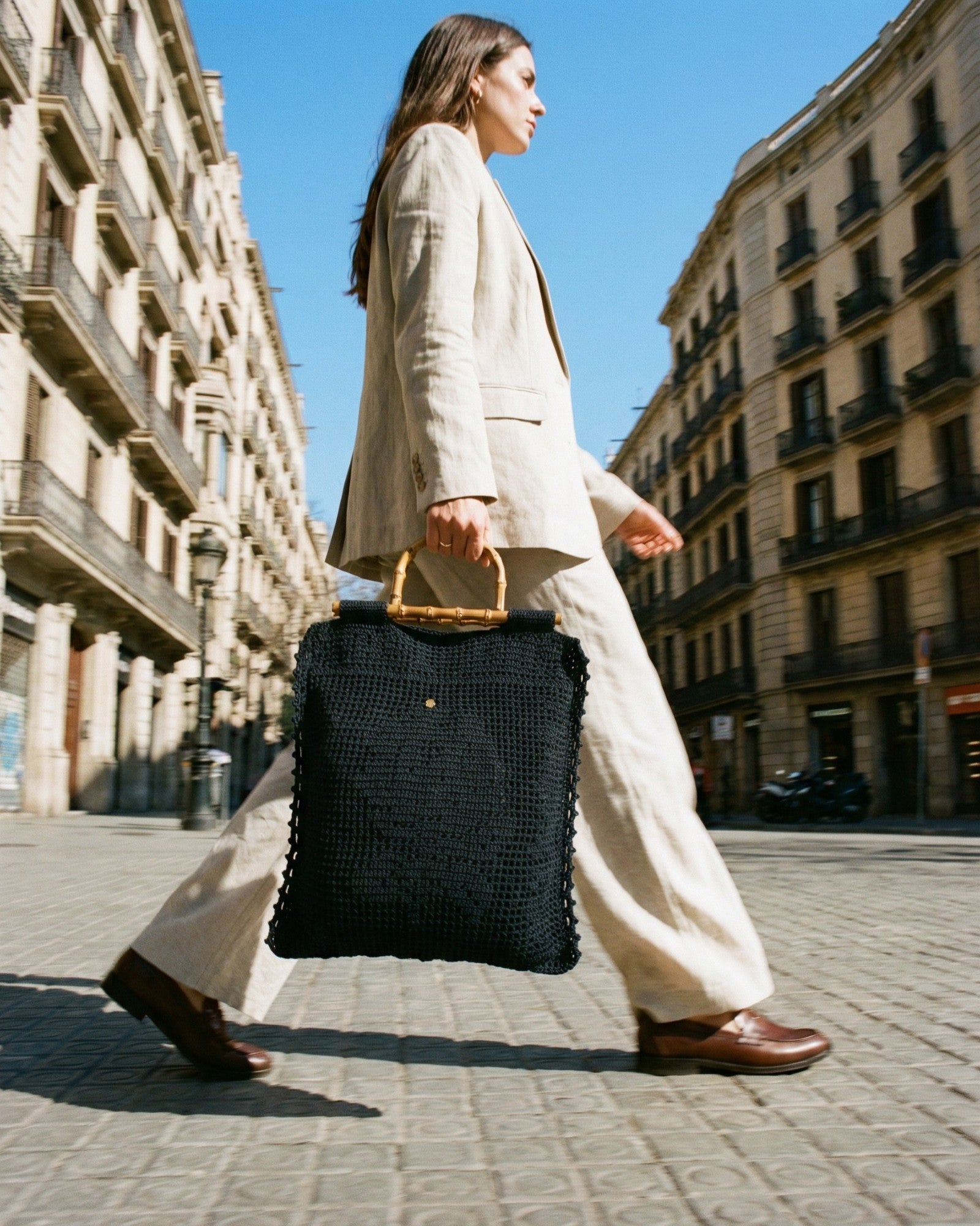 Tote Lace negro llevado al en la mano mostrando tamaño completo