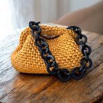 Detalles que marcan la diferencia: cadena XL negra y textura artesanal.