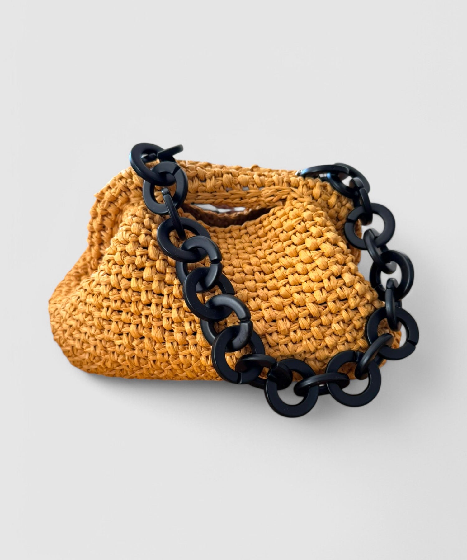 Bolso clutch de rafia con cadena XL negra – Estilo natural con actitud
