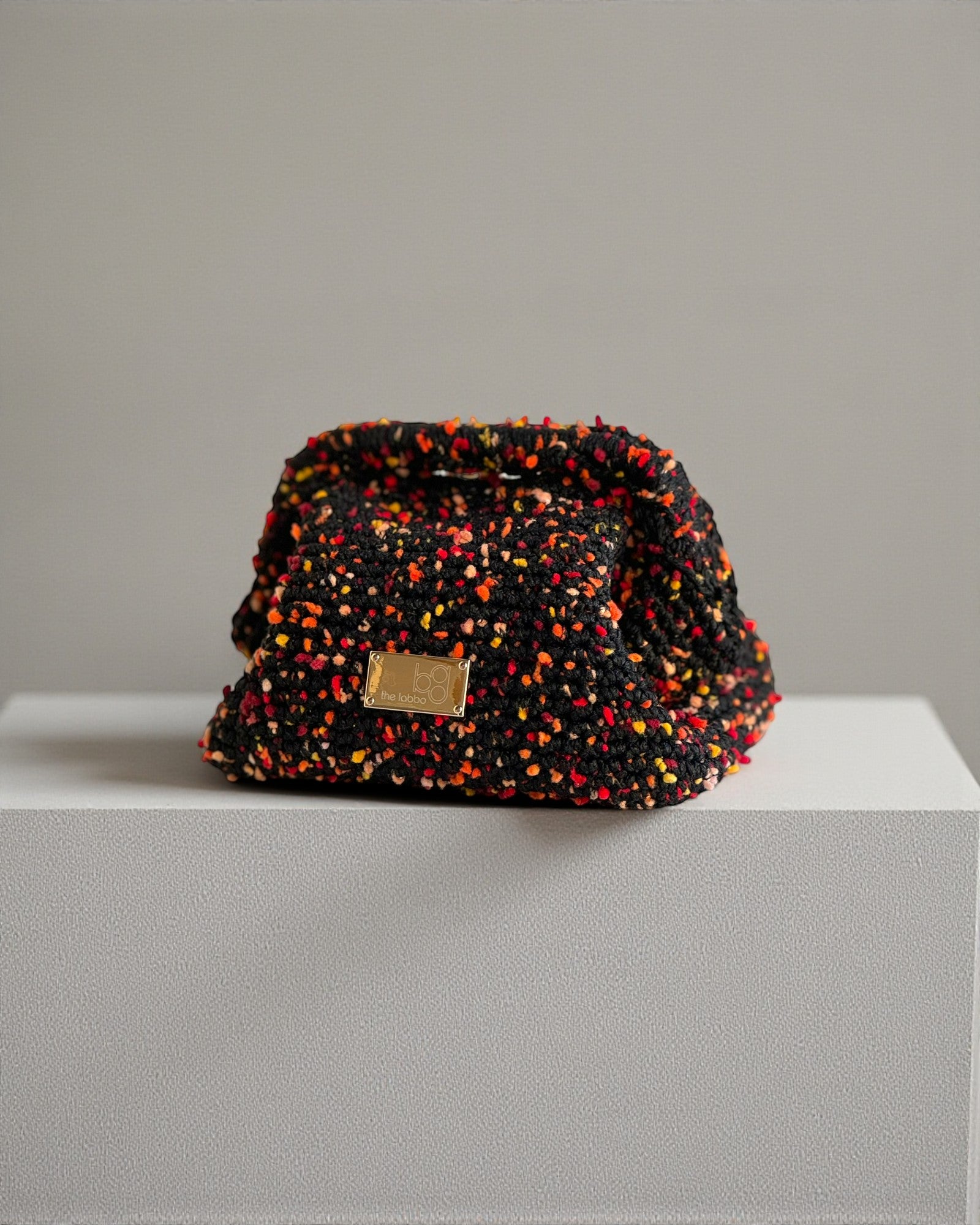 Clutch artesanal The Labbo, diseño de lujo sostenible hecho a mano en España, elegancia atemporal.