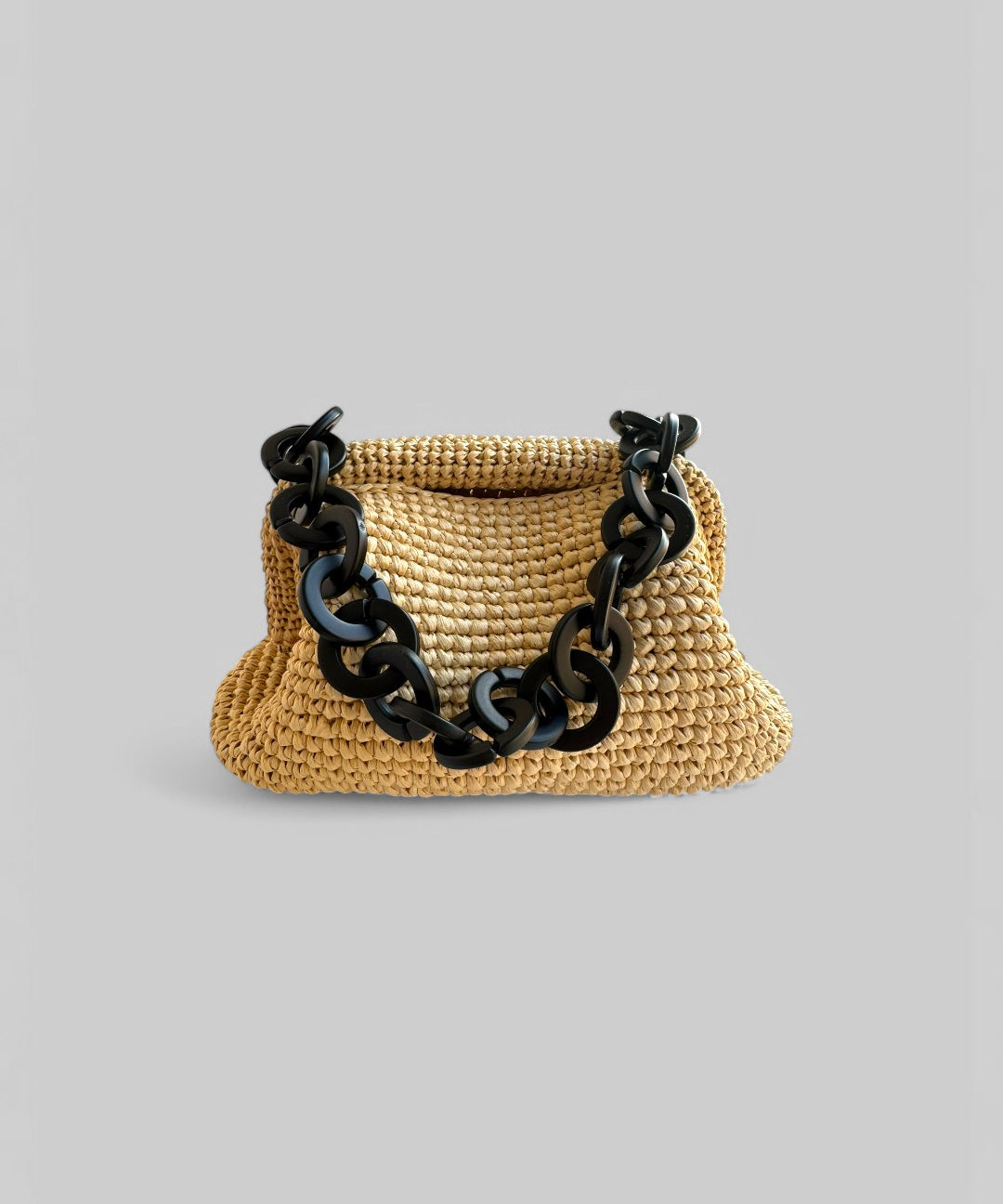 Clutch de rafia natural con cadena XL negra – detalle frontal