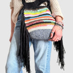 Tote multicolor colgado en bandolera