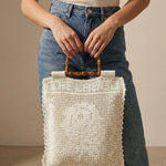 Tote Lace crudo en la mano mostrando su tamaño 35x41 cm