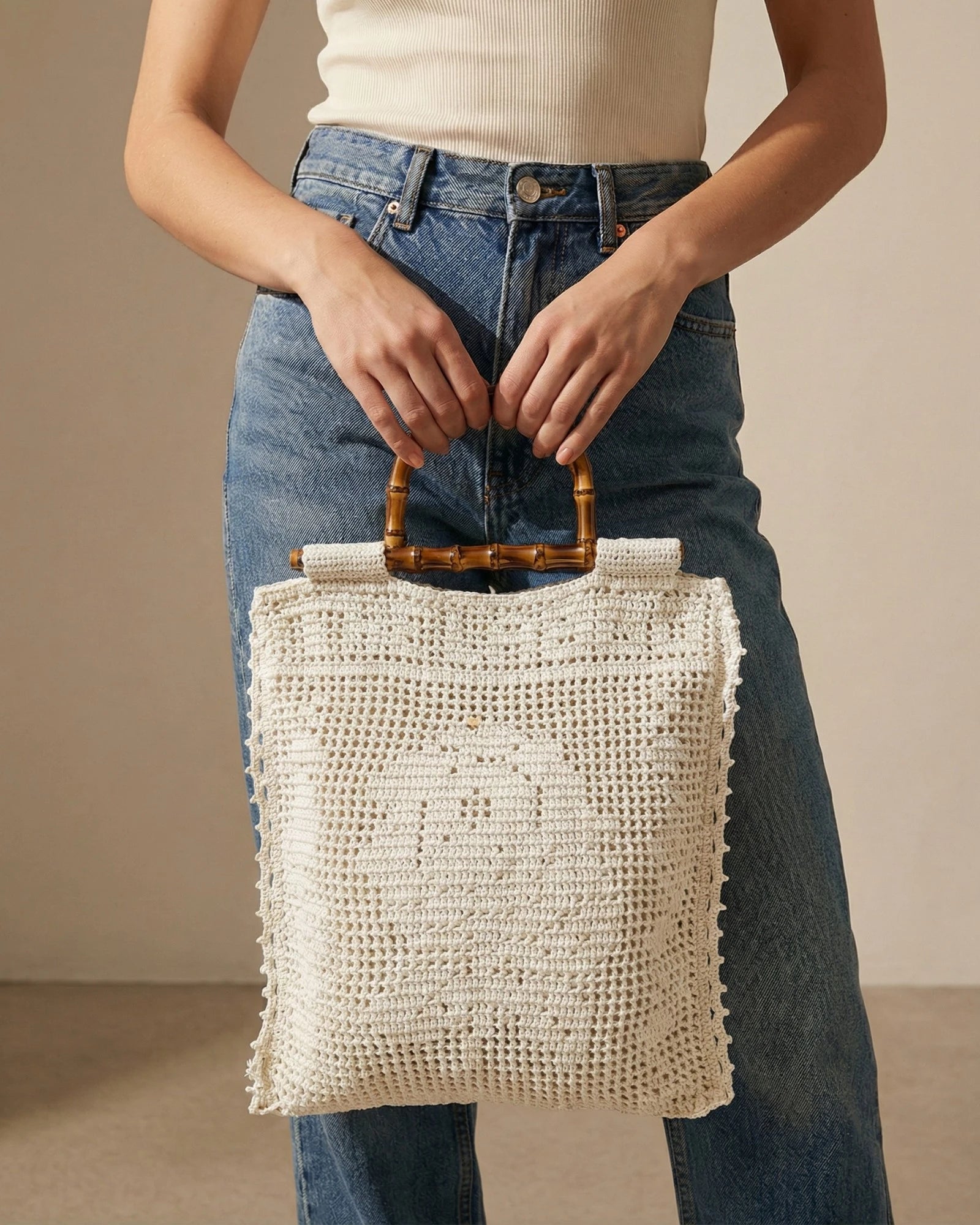 Tote Lace crudo en la mano mostrando su tamaño 35x41 cm