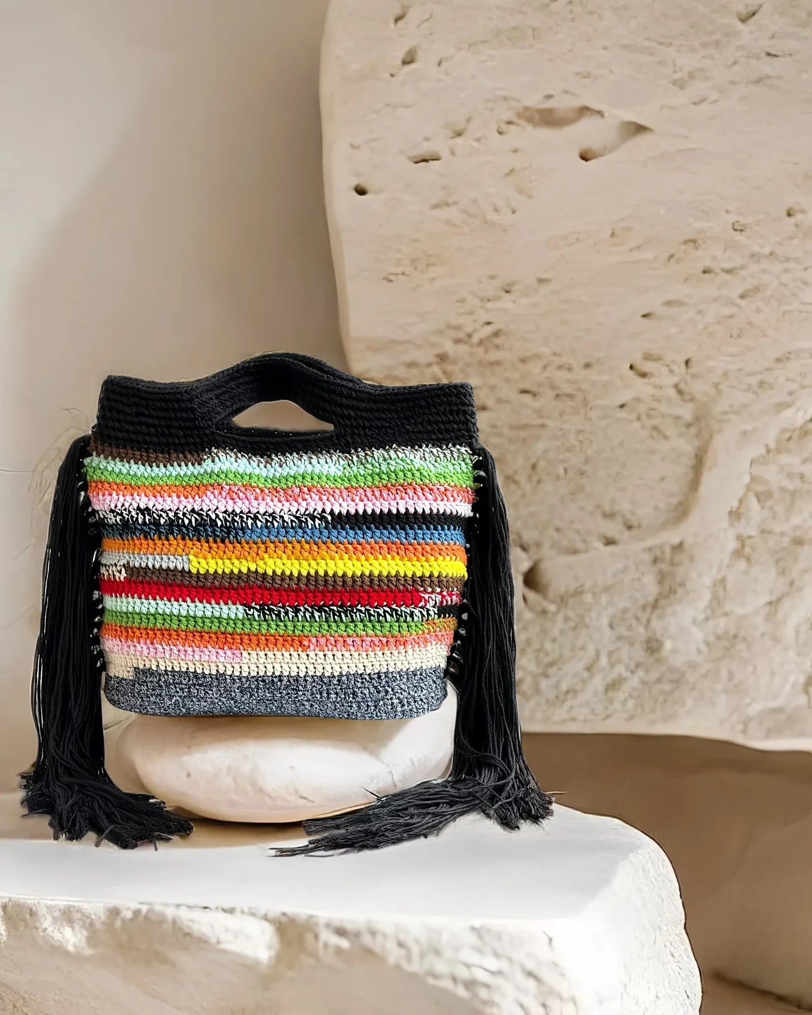 Tote sobre piedra blanca