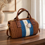 Bolso Bowling Urbana marrón de The Labbo, tejido a mano con franjas azul y crudo, sobre una consola de madera.