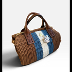 Vista lateral del bolso Bowling Urbana marrón con franjas azul y crudo y ranita esmaltada