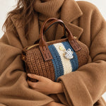 Bowling Urbana Marron con franjas denim en modelo con look camel