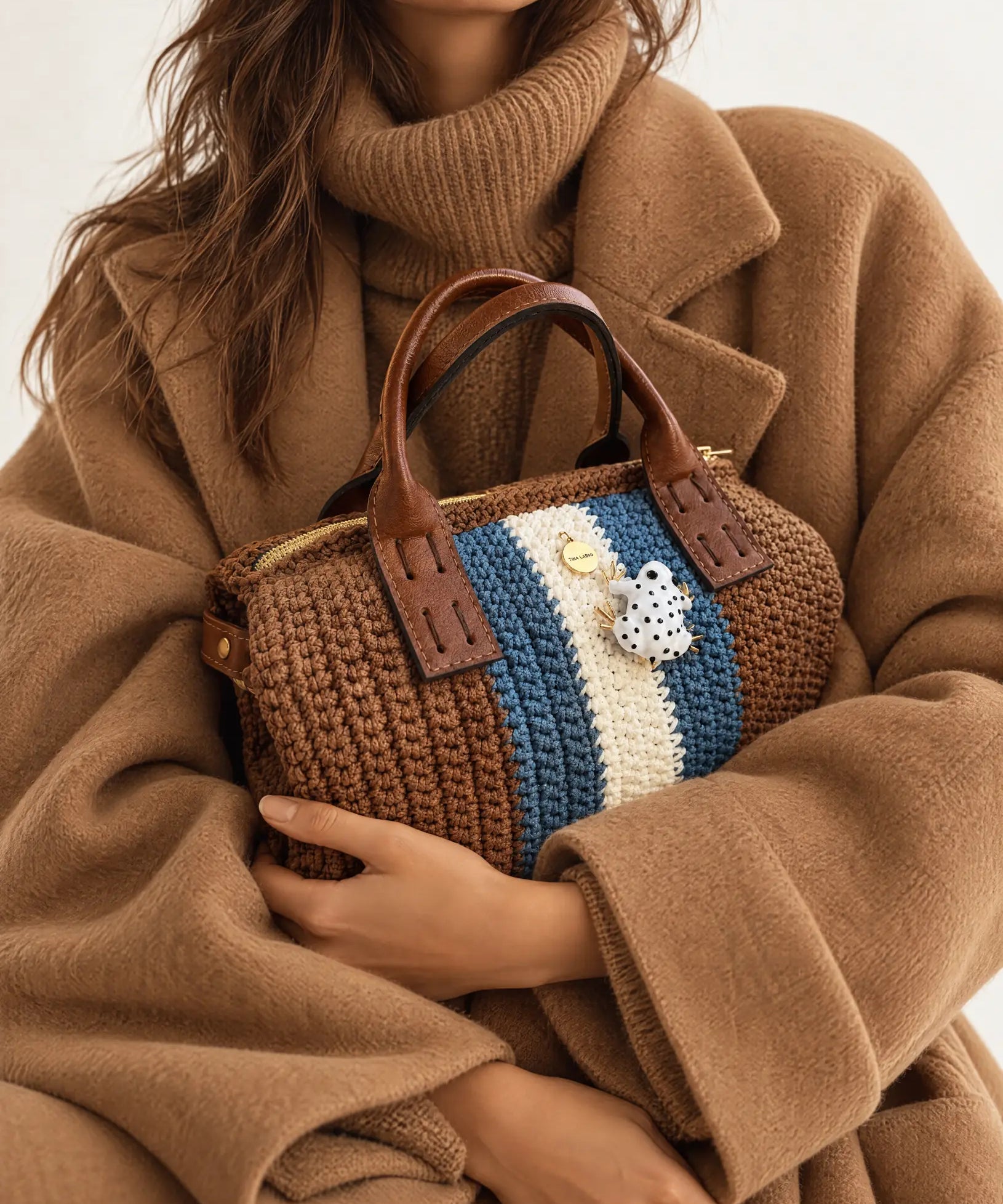 Bowling Urbana Marron con franjas denim en modelo con look camel