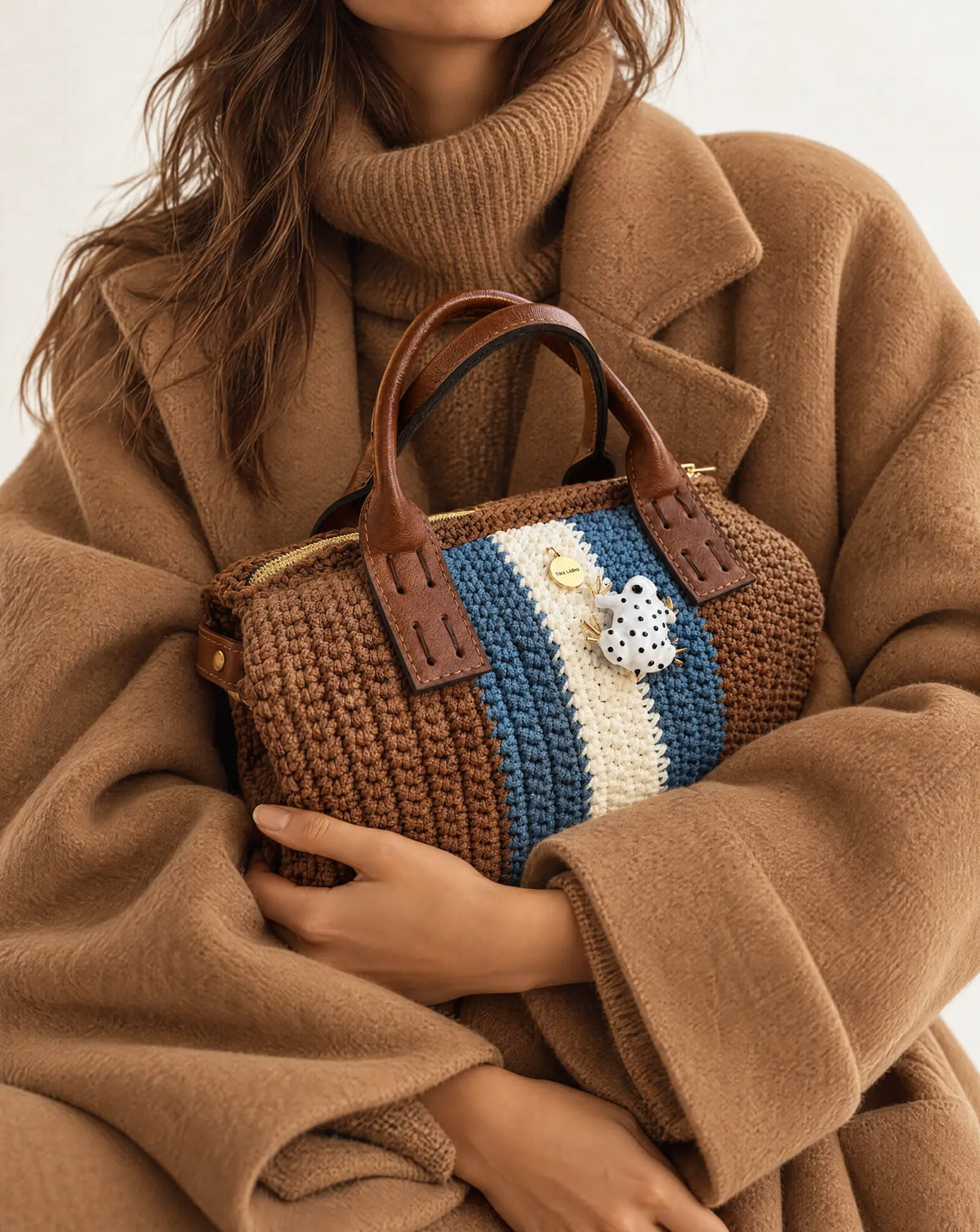 Bowling Urbana Marron con franjas denim en modelo con look camel