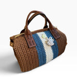 Bolso Bowling Urbana marrón, azul y crudo con ranita de metal esmaltado, vista tres cuartos