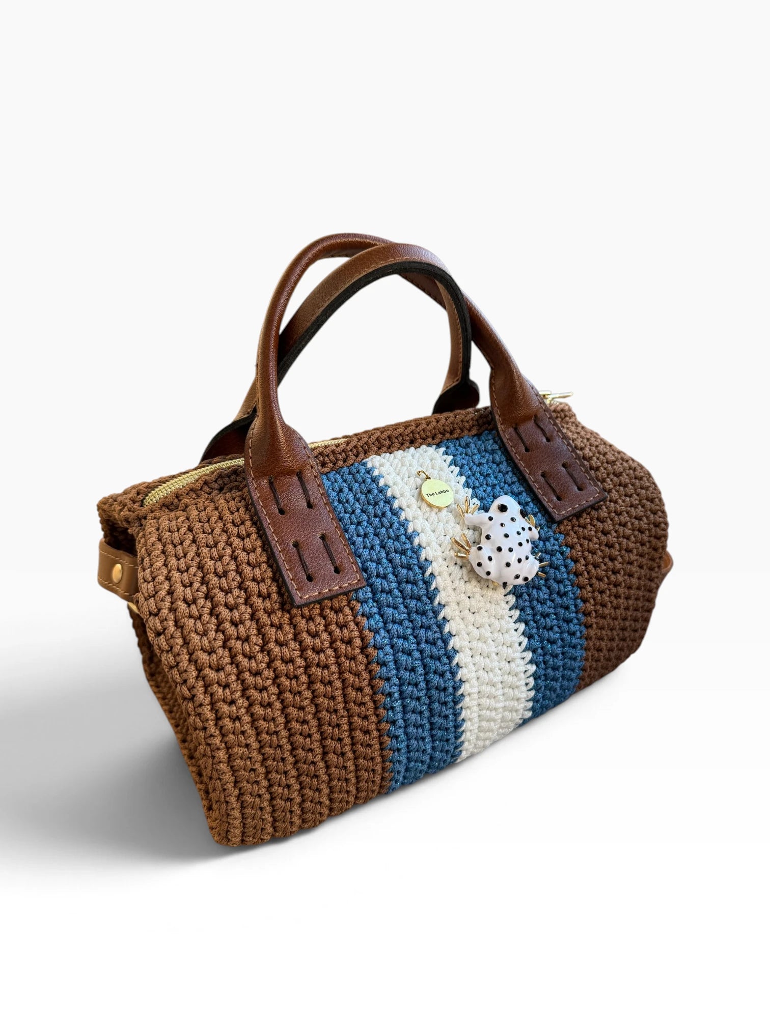 Bolso Bowling Urbana marrón, azul y crudo con ranita de metal esmaltado, vista tres cuartos