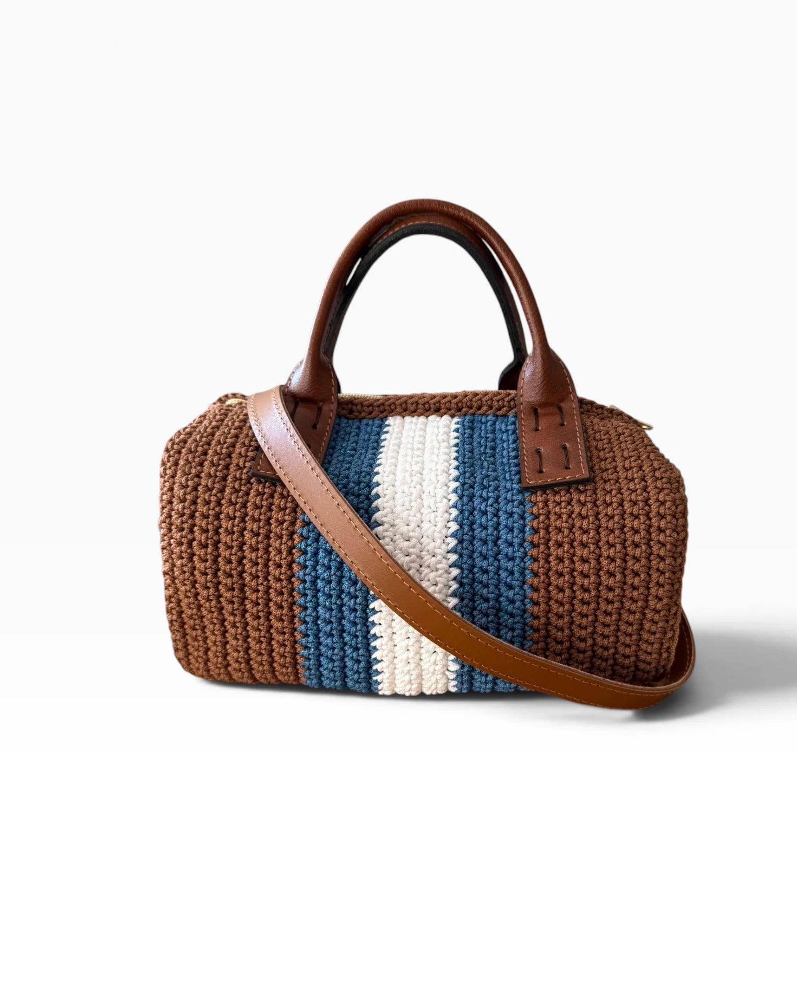 Vista trasera del bolso Bowling Urbana marrón con bandolera de ecocuero