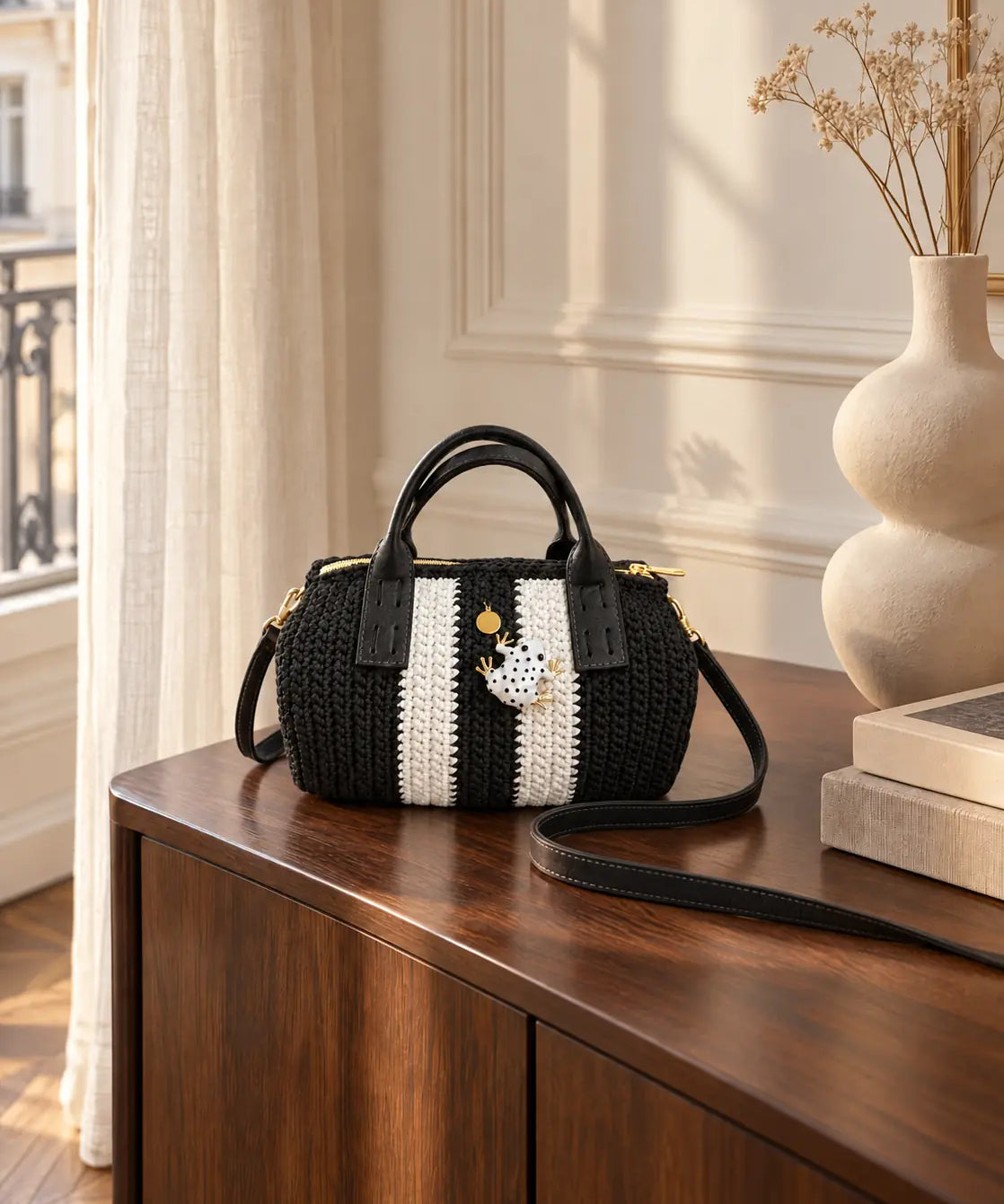 Bolso Bowling Urbana Negro y Blanco tejido a mano sobre un mueble de madera en un apartamento de inspiración parisina