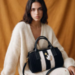 Bowling Urbana negro combinado con cardigan mohair blanco