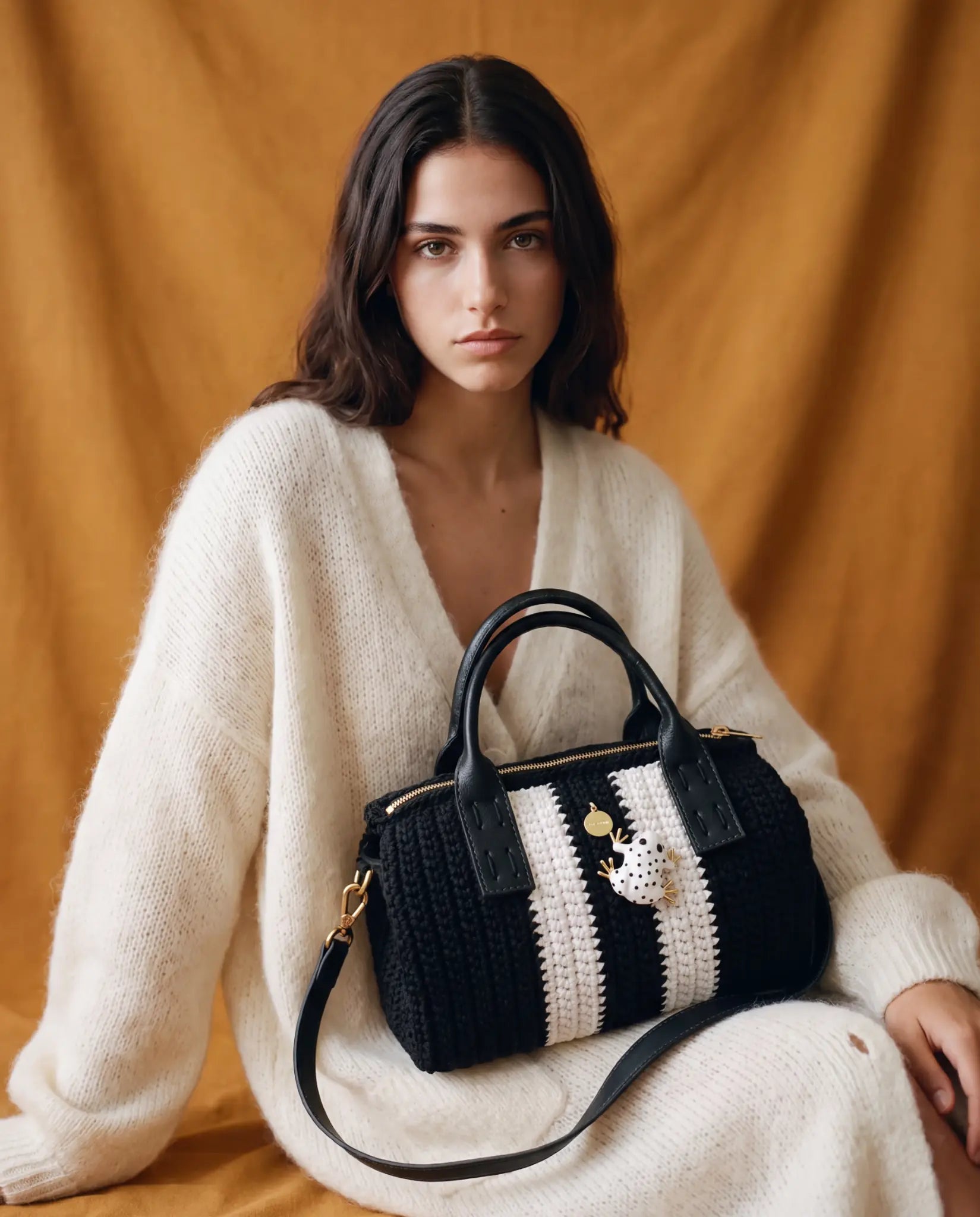 Bowling Urbana negro combinado con cardigan mohair blanco