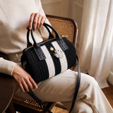 Modelo sentada con bolso Bowling Urbana Negro y Blanco tejido a mano sobre el regazo en un apartamento de inspiración parisina
