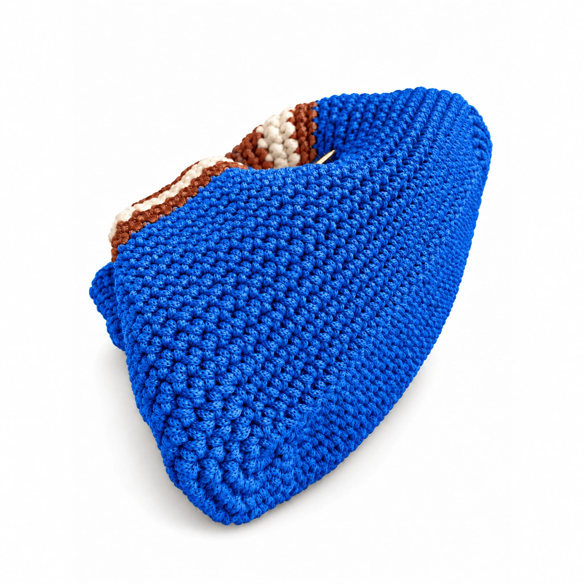 Detail of the base of Clutch Urbana Blue by The Labbo, handmade from blue polypropylene yarn.