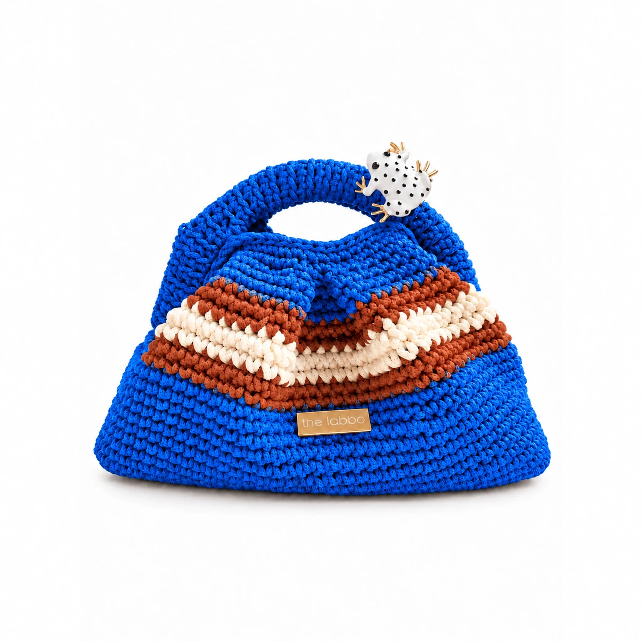 Clutch Urbana Blue by The Labbo, handmade in vivid blue, terracotta brown and ecru, with a yarn-covered handle and enamelled frog, front view.