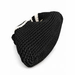 Detail of the base of Clutch Urbana Black and White by The Labbo, handmade from black polypropylene yarn.