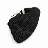 Detail of the base of Clutch Urbana Black and White by The Labbo, handmade from black polypropylene yarn.