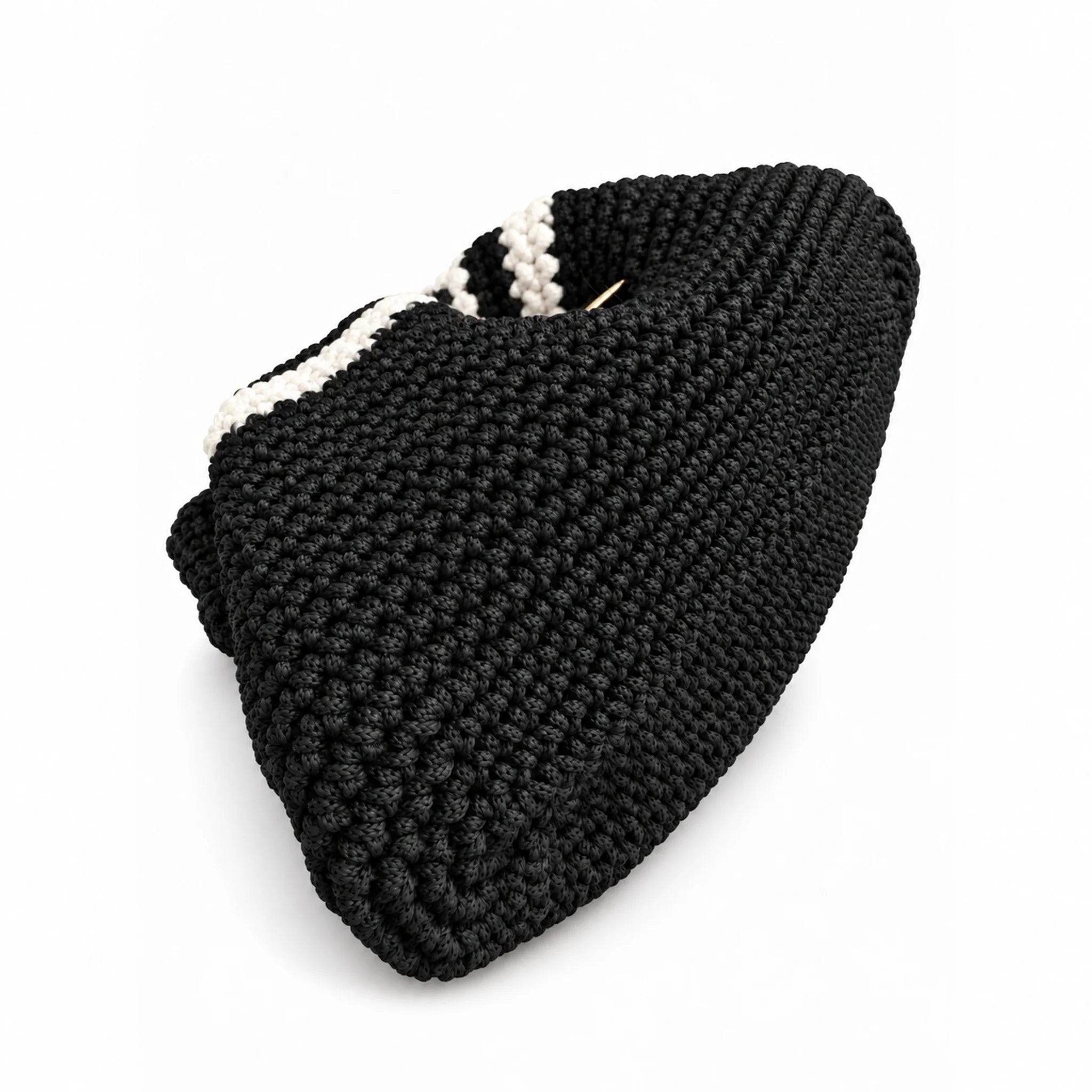 Detail of the base of Clutch Urbana Black and White by The Labbo, handmade from black polypropylene yarn.