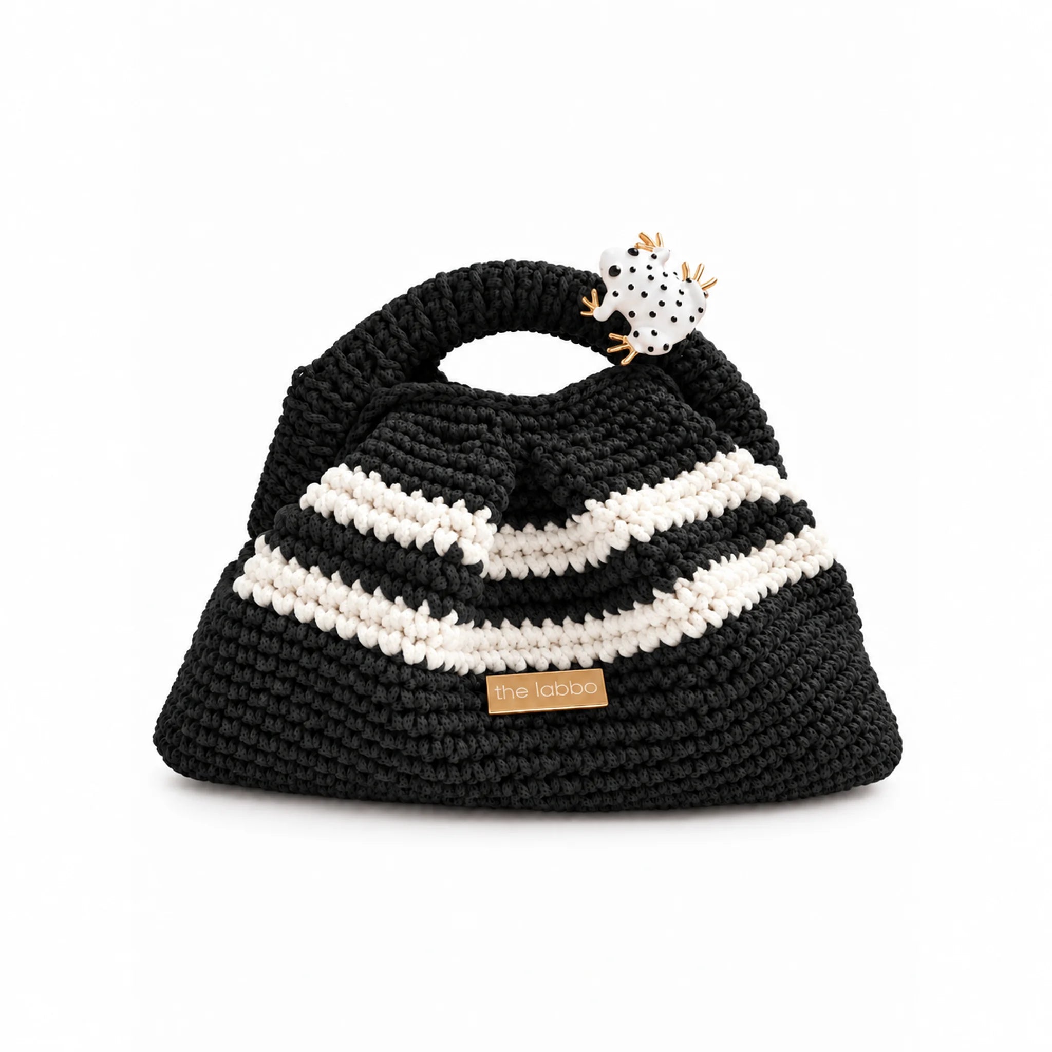 Clutch Urbana Black and White by The Labbo, handmade in black and white, with a yarn-covered handle and enamelled frog, front view.