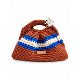 Clutch Urbana de The Labbo tejido a mano en terracota, azul y crudo, con asa tejida y ranita esmaltada, vista frontal.