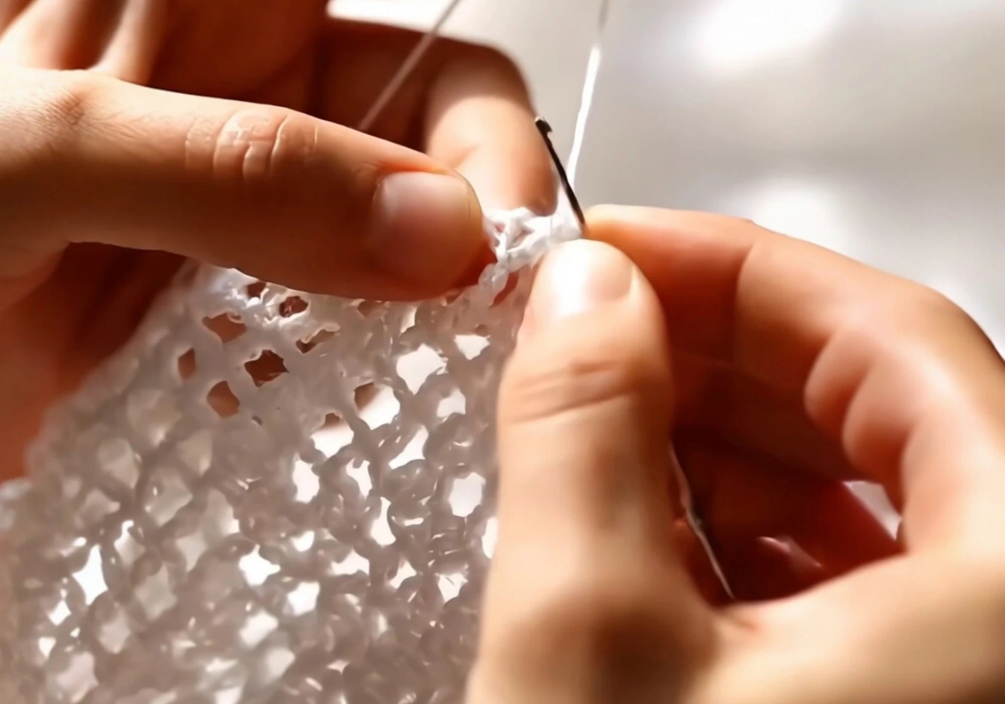 Manos de Esther Creando la colección de bolsos a crochet