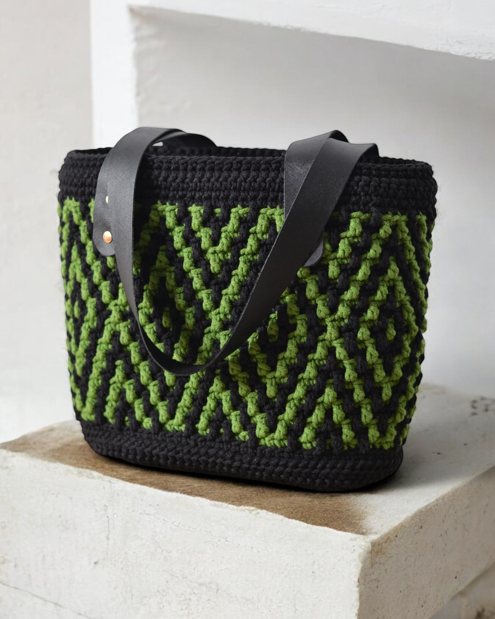 Bolso tote trenzado con motivos geometricos. The labbo