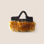 Modelo con bolso Polar Mostaza – moda artesanal española FW25/26