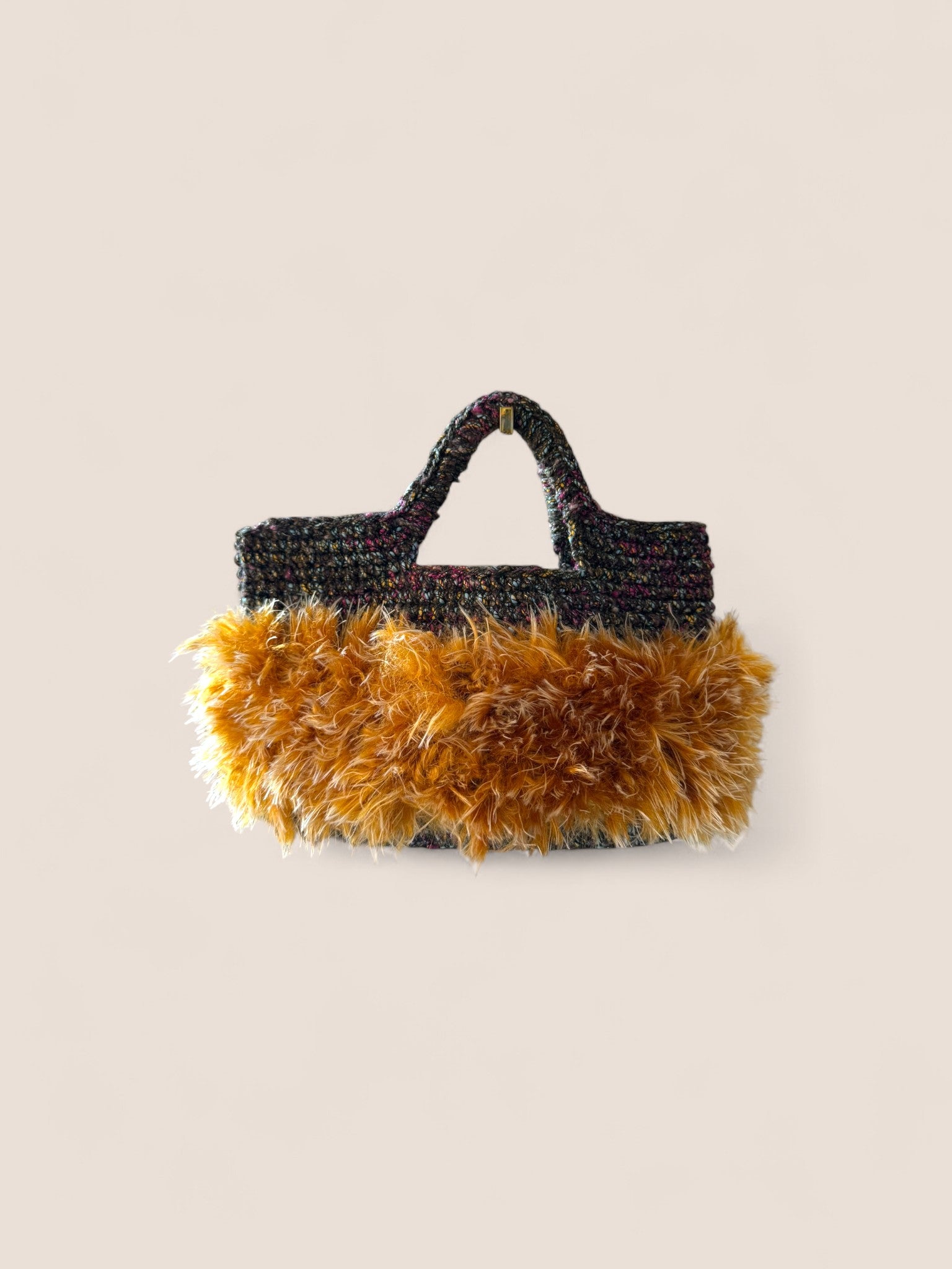 Modelo con bolso Polar Mostaza – moda artesanal española FW25/26