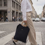 Tote Lace Negro en movimiento