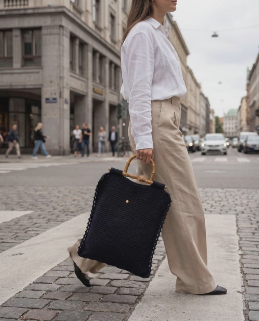 Tote Lace Negro en movimiento