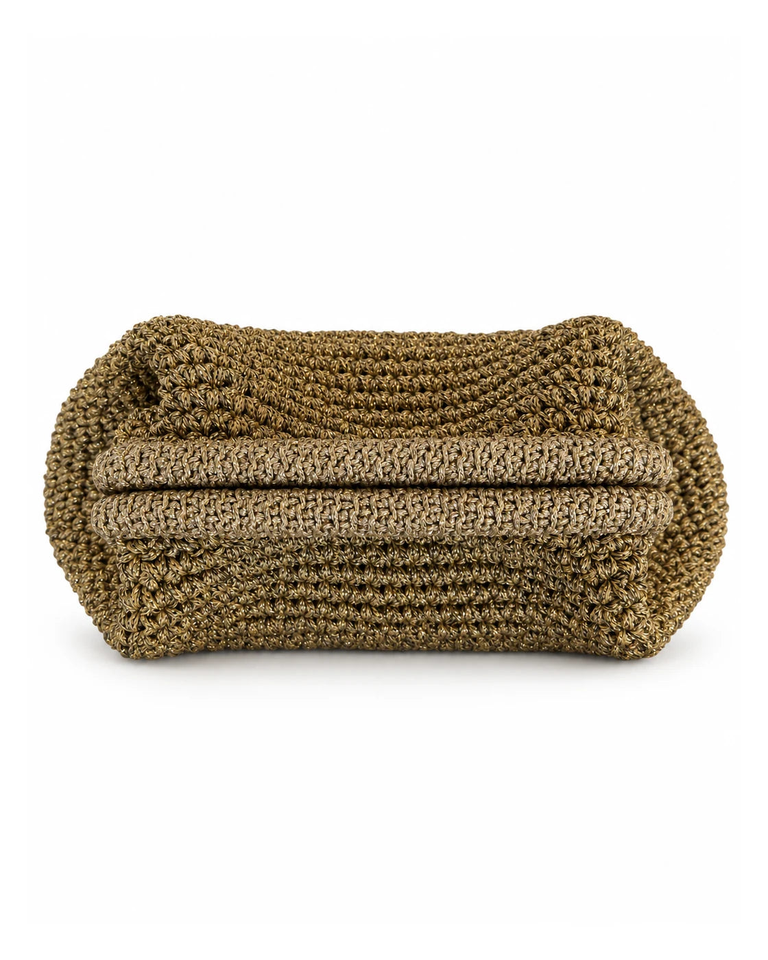 Detalle del cierre clic-clac y de la textura del crochet con lurex del clutch dorado envejecido The Labbo.