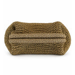 Detalle del cierre clic-clac y de la textura del crochet con lurex del clutch dorado envejecido The Labbo.
