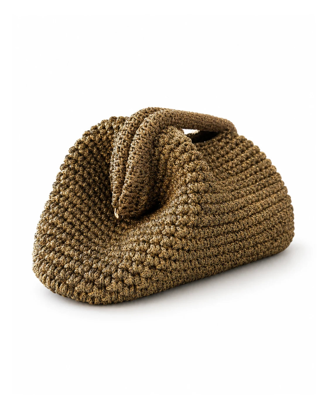 Vista lateral del clutch dorado envejecido The Labbo, con tejido de crochet en relieve y cierre rígido.