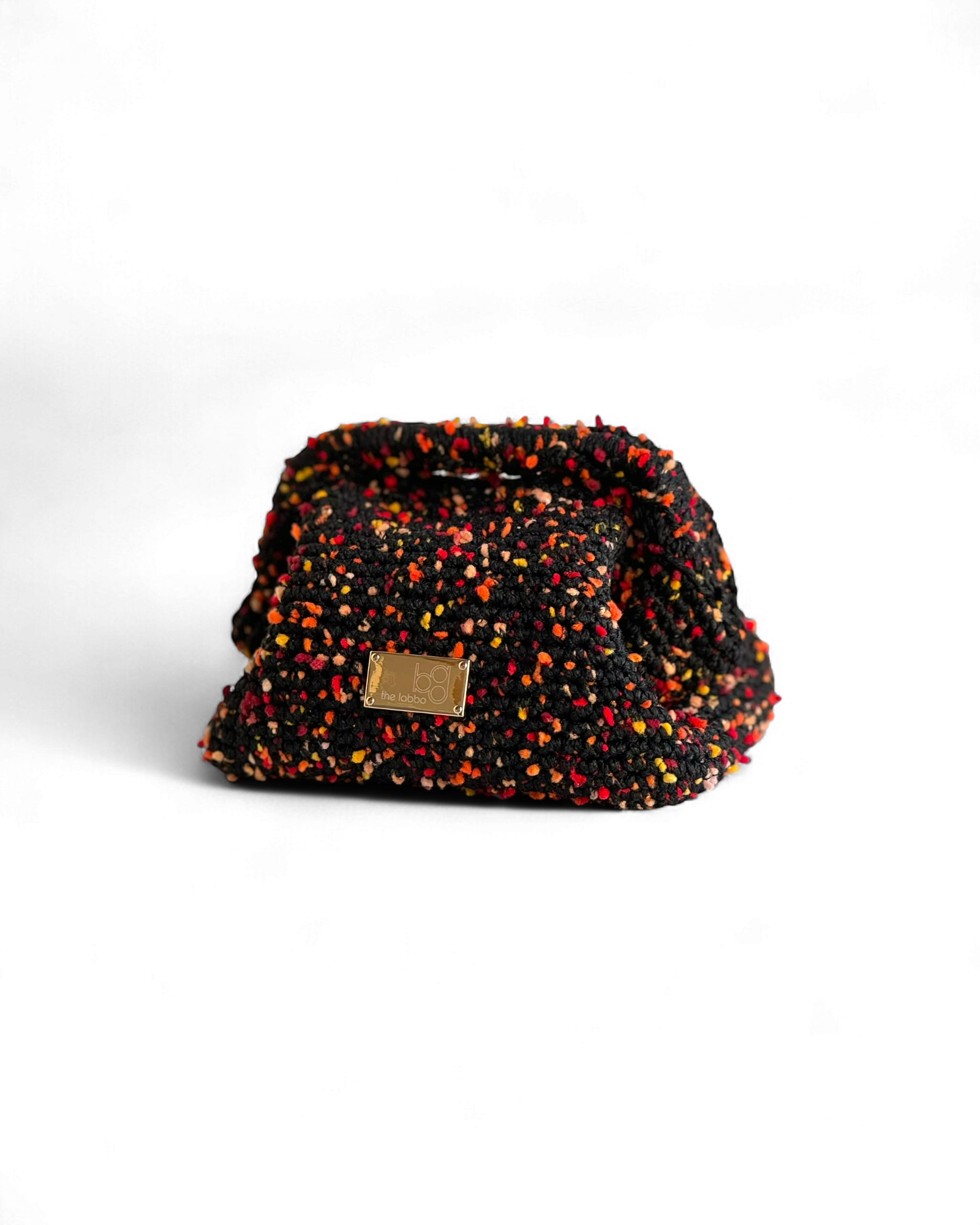 Clutch negro confetti The Labbo, vista tres cuartos con textura mezcla.