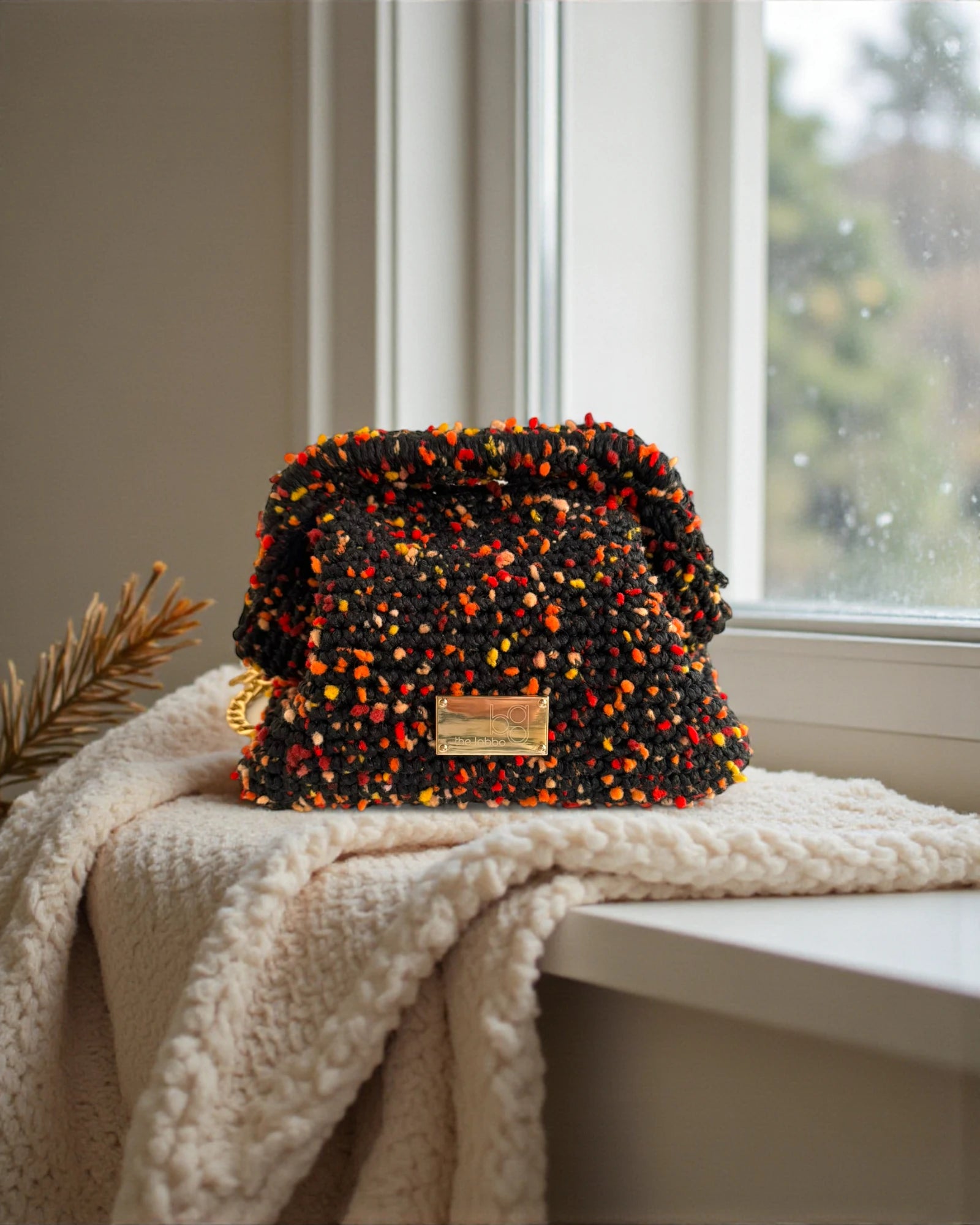 Clutch negro confetti sobre manta, lujo sostenible The Labbo