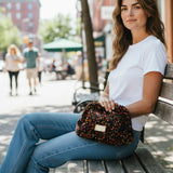 Clutch negro confetti llevado en mano, lujo sostenible The Labbo.