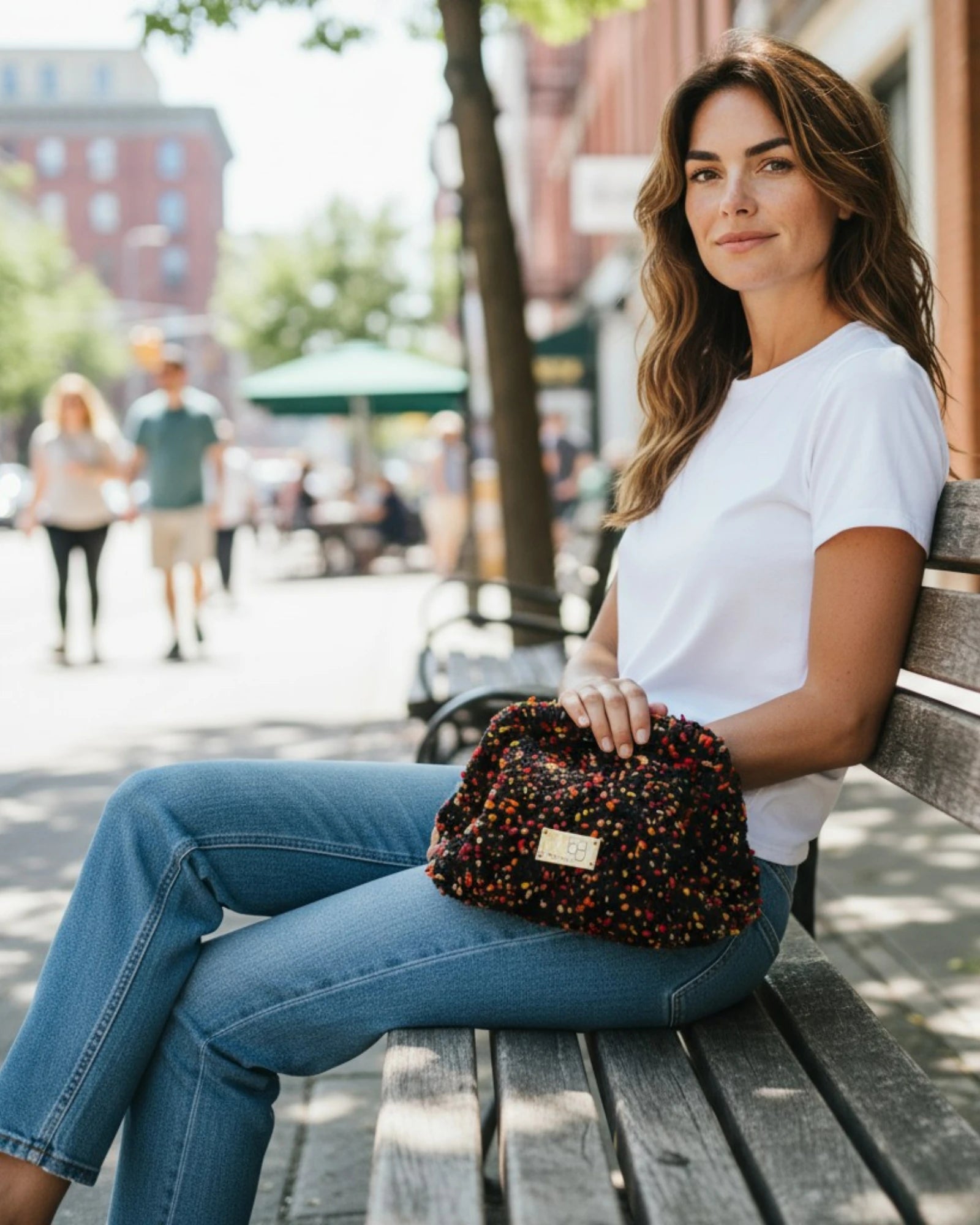 Clutch negro confetti llevado en mano, lujo sostenible The Labbo.