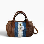 Bolso Bowling Urbana marrón con franjas azul y crudo y ranita de metal esmaltado, vista frontal