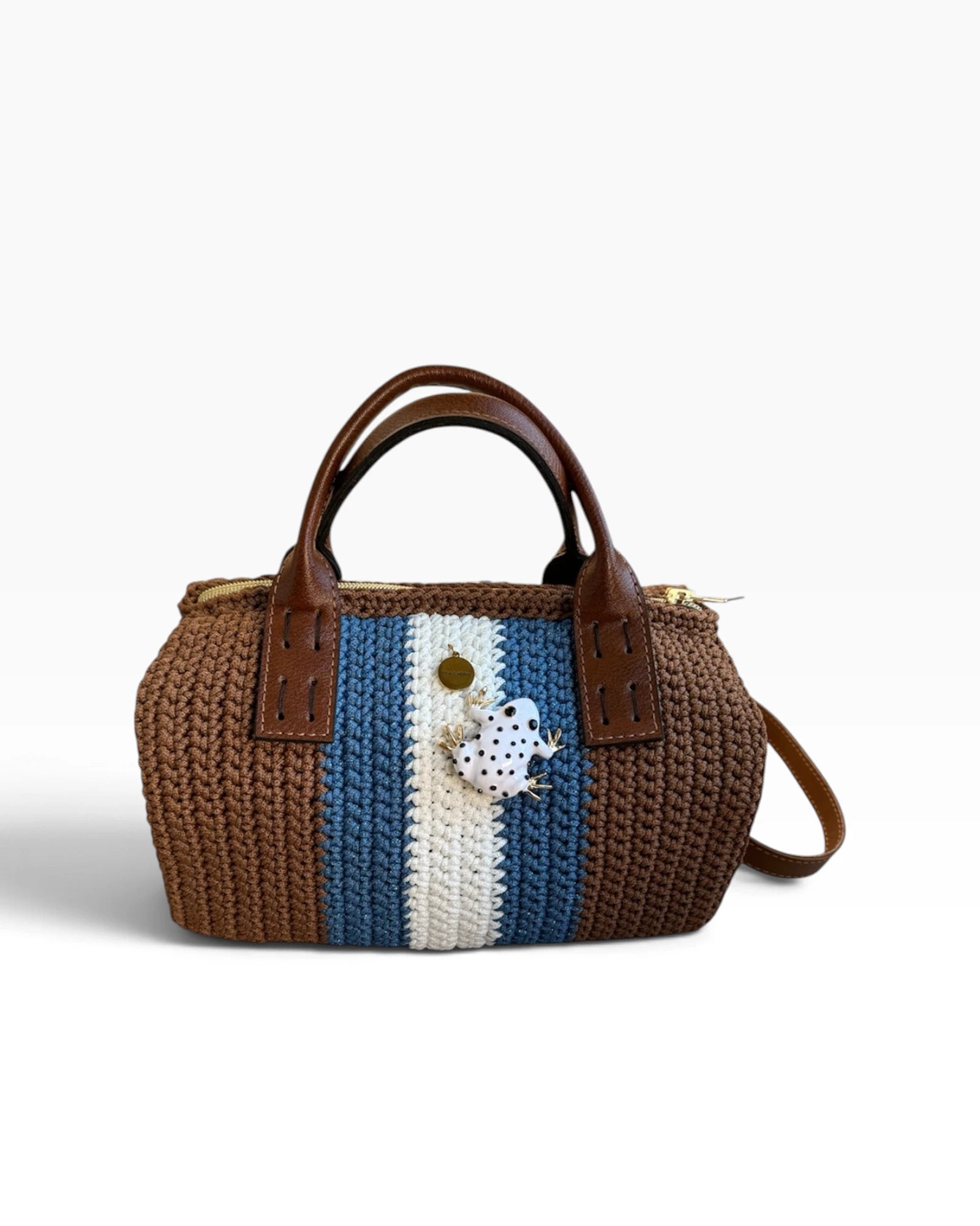 Bolso Bowling Urbana marrón con franjas azul y crudo y ranita de metal esmaltado, vista frontal